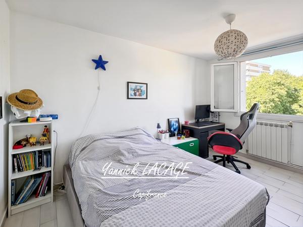 MARSEILLE 10ᵉ – Grand T3 traversant avec balcon, cave et potentiel T4 dans résidence sécurisée