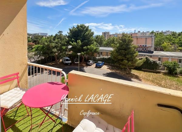 MARSEILLE 10ᵉ – Grand T3 traversant avec balcon, cave et potentiel T4 dans résidence sécurisée