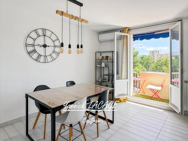 MARSEILLE 10ᵉ – Grand T3 traversant avec balcon, cave et potentiel T4 dans résidence sécurisée