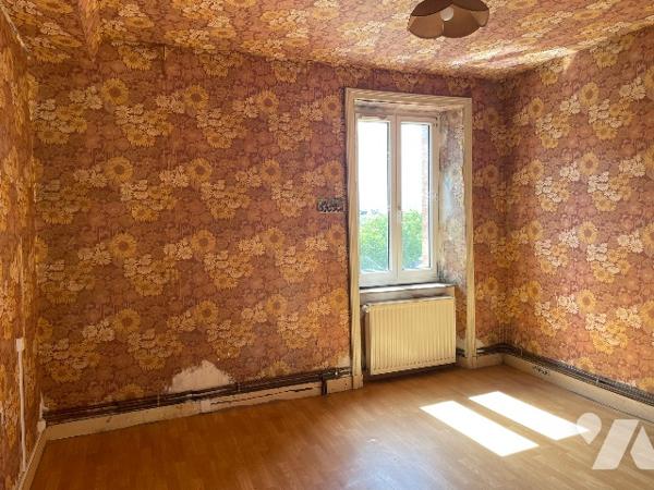 Maison de bourg avec ancien local commercial