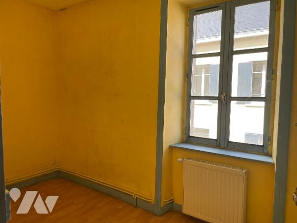 Maison de bourg avec ancien local commercial