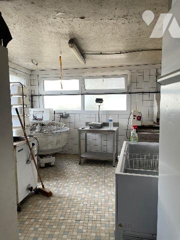 Maison de bourg avec ancien local commercial