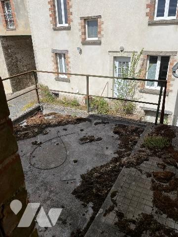 Maison de bourg avec ancien local commercial