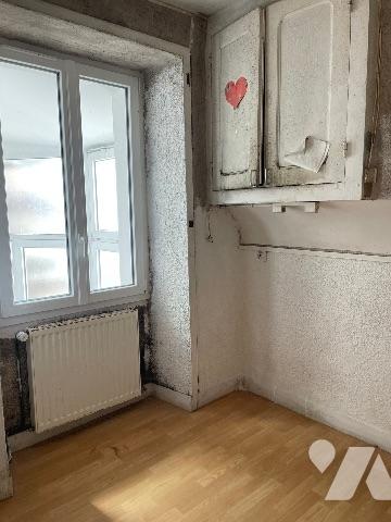 Maison de bourg avec ancien local commercial