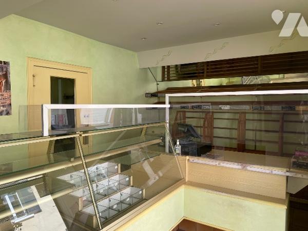 Maison de bourg avec ancien local commercial