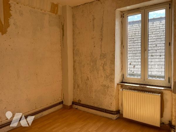 Maison de bourg avec ancien local commercial