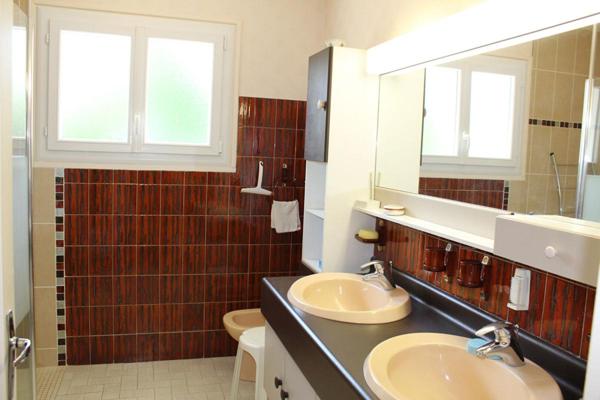 Maison type 6, sur sous-sol semi enterré, double garage, sur un terrain de 965 m²