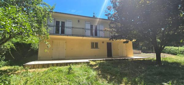 Maison type 6, sur sous-sol semi enterré, double garage, sur un terrain de 965 m²