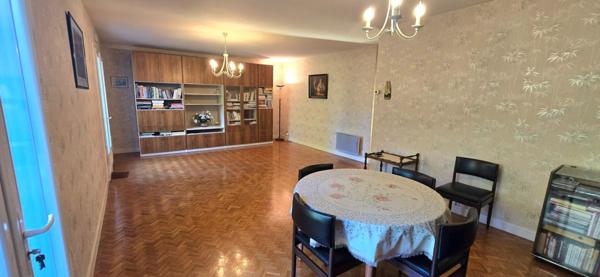Maison type 6, sur sous-sol semi enterré, double garage, sur un terrain de 965 m²
