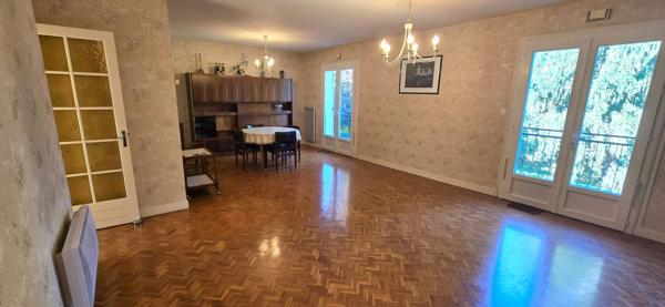 Maison type 6, sur sous-sol semi enterré, double garage, sur un terrain de 965 m²
