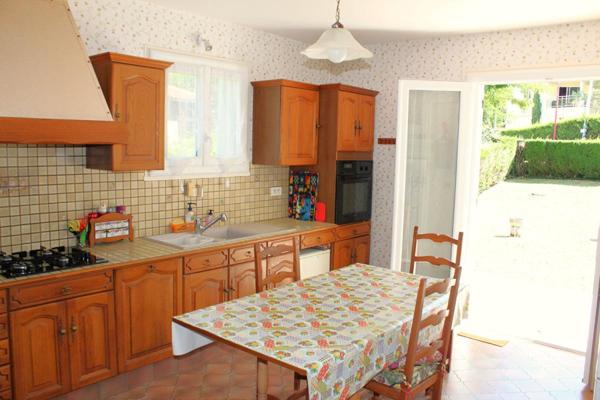 Maison type 6, sur sous-sol semi enterré, double garage, sur un terrain de 965 m²