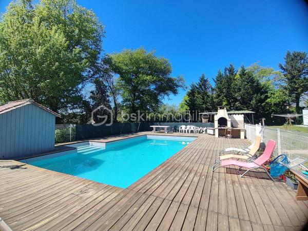 À seulement 4 km du premier centre commercial de Bergerac, découvrez cette spacieuse maison de plain-pied de 150 m², offrant 6 chambres, idéale pour une grande famille ou un projet d’accueil.
Située au fond d’une impasse, elle bénéficie d’un emplacement privilégié alliant calme absolu et proximité des commodités.
Dès l’entrée, vous serez séduit par une belle cuisine équipée de 15 m², ouverte sur un vaste séjour lumineux de 36 m². Cet espace de vie convivial est sublimé par un poêle à bois, apportant chaleur et confort au quotidien.
Un cellier/buanderie attenant de 5 m² complète cet espace, ainsi qu’un second volume de rangement de 8 m², idéal pour organiser facilement votre intérieur.
Côté nuit, la maison propose 6 chambres aux surfaces comprises entre 10 et 13 m², accompagnées de 2 salles d’eau dont une avec WC et 1 WC indépendants avec lavabo, offrant praticité et confort pour toute la famille.
Côté prestations, vous bénéficierez d’un excellent niveau de confort : double vitrage, chauffage gainable par pompe à chaleur, ainsi que 5 climatisations réversibles (split). L’eau chaude est assurée par un ballon thermodynamique et un adoucisseur d’eau, portail automatisé et volets roulants électriques avec domotique. 
À l’extérieur, tout est pensé pour profiter pleinement des beaux jours : deux terrasses couvertes, dont une avec jacuzzi, une piscine sécurisée au chlore de 10 x 5 mètres (rénovée en 2019, encore sous garantie décennale), ainsi qu’un espace barbecue convivial. Un abri bois et une dépendance pouvant accueillir une cuisine d’été viennent enrichir ces prestations.
Le stationnement est facilité grâce à deux garages, dont un motorisé, ainsi qu’un grand carport pouvant accueillir un camping-car. Deux cabanons de jardin complètent l’ensemble.
Le tout est implanté sur un terrain de plus de 2 400 m², entièrement clos et sécurisé par un portail motorisé, garantissant intimité et tranquillité.
Assainissement collectif (tout-à-l’égout).
Une maison aux volumes généreux, alliant confort, fonctionnalité et cadre de vie paisible.
Visites possibles 7 jours sur 7.
Just 4 km from the first shopping center of bergerac, discover this spacious single-storey house of 150 m 2, offering 6 bedrooms, ideal for a large family or a hospitality project.
Located at the bottom of a cul-de-sac, it enjoys a privileged location combining absolute calm and proximity to amenities.
From the entrance, you will be seduced by a beautiful kitchen of 15 m 2, open on a large bright living room of 36 m 2. This friendly living space is enhanced by a wood stove, bringing warmth and comfort to everyday life.
An adjoining cellar/laundry room of 5 m2 completes this space, as well as a second storage volume of 8 m 2, ideal for easily organizing your interior.
Night side, the house offers 6 rooms with areas between 10 and 13 m 2, accompanied by 2 bathrooms including one with WC and 1 separate toilet with sink, offering convenience and comfort for the whole family.
On the benefits side, you will enjoy an excellent level of comfort: double glazing, ducted heating by heat pump, as well as 5 reversible air conditioning (split). The hot water is provided by a thermodynamic tank and a water softener, automated gate and electric shutters with home automation. 
Outside, everything has been designed to make the most of sunny days: two covered terraces, one with a jacuzzi, a 10 x 5 metre chlorine-protected swimming pool (renovated in 2019, still under ten-year warranty), as well as a friendly barbecue area. A wooden shelter and an outbuilding that can accommodate a summer kitchen enrich these services.
Parking is facilitated by two garages, including one motorized, and a large carport that can accommodate a camper. Two garden sheds complete the set.
The whole is located on a plot of more than 2,400 m 2, fully enclosed and secured by a motorized gate, guaranteeing privacy and tranquility.
Collective sanitation (mains drainage).
A house with generous volumes, combining comfort, functionality and peaceful living environment.
Visits possible 7 days a week.