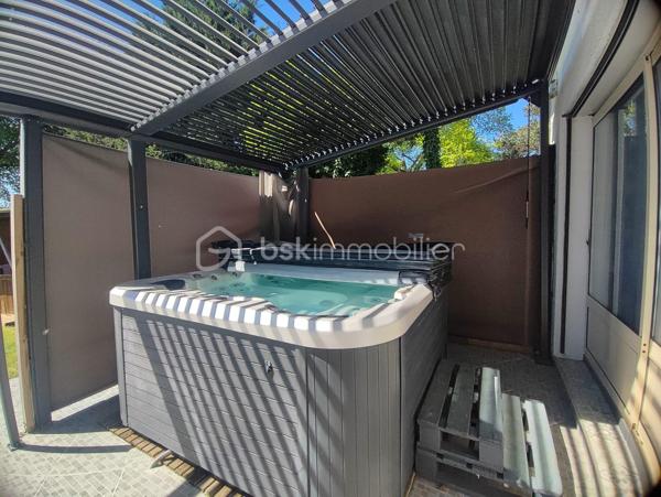 À seulement 4 km du premier centre commercial de Bergerac, découvrez cette spacieuse maison de plain-pied de 150 m², offrant 6 chambres, idéale pour une grande famille ou un projet d’accueil.
Située au fond d’une impasse, elle bénéficie d’un emplacement privilégié alliant calme absolu et proximité des commodités.
Dès l’entrée, vous serez séduit par une belle cuisine équipée de 15 m², ouverte sur un vaste séjour lumineux de 36 m². Cet espace de vie convivial est sublimé par un poêle à bois, apportant chaleur et confort au quotidien.
Un cellier/buanderie attenant de 5 m² complète cet espace, ainsi qu’un second volume de rangement de 8 m², idéal pour organiser facilement votre intérieur.
Côté nuit, la maison propose 6 chambres aux surfaces comprises entre 10 et 13 m², accompagnées de 2 salles d’eau dont une avec WC et 1 WC indépendants avec lavabo, offrant praticité et confort pour toute la famille.
Côté prestations, vous bénéficierez d’un excellent niveau de confort : double vitrage, chauffage gainable par pompe à chaleur, ainsi que 5 climatisations réversibles (split). L’eau chaude est assurée par un ballon thermodynamique et un adoucisseur d’eau, portail automatisé et volets roulants électriques avec domotique. 
À l’extérieur, tout est pensé pour profiter pleinement des beaux jours : deux terrasses couvertes, dont une avec jacuzzi, une piscine sécurisée au chlore de 10 x 5 mètres (rénovée en 2019, encore sous garantie décennale), ainsi qu’un espace barbecue convivial. Un abri bois et une dépendance pouvant accueillir une cuisine d’été viennent enrichir ces prestations.
Le stationnement est facilité grâce à deux garages, dont un motorisé, ainsi qu’un grand carport pouvant accueillir un camping-car. Deux cabanons de jardin complètent l’ensemble.
Le tout est implanté sur un terrain de plus de 2 400 m², entièrement clos et sécurisé par un portail motorisé, garantissant intimité et tranquillité.
Assainissement collectif (tout-à-l’égout).
Une maison aux volumes généreux, alliant confort, fonctionnalité et cadre de vie paisible.
Visites possibles 7 jours sur 7.
Just 4 km from the first shopping center of bergerac, discover this spacious single-storey house of 150 m 2, offering 6 bedrooms, ideal for a large family or a hospitality project.
Located at the bottom of a cul-de-sac, it enjoys a privileged location combining absolute calm and proximity to amenities.
From the entrance, you will be seduced by a beautiful kitchen of 15 m 2, open on a large bright living room of 36 m 2. This friendly living space is enhanced by a wood stove, bringing warmth and comfort to everyday life.
An adjoining cellar/laundry room of 5 m2 completes this space, as well as a second storage volume of 8 m 2, ideal for easily organizing your interior.
Night side, the house offers 6 rooms with areas between 10 and 13 m 2, accompanied by 2 bathrooms including one with WC and 1 separate toilet with sink, offering convenience and comfort for the whole family.
On the benefits side, you will enjoy an excellent level of comfort: double glazing, ducted heating by heat pump, as well as 5 reversible air conditioning (split). The hot water is provided by a thermodynamic tank and a water softener, automated gate and electric shutters with home automation. 
Outside, everything has been designed to make the most of sunny days: two covered terraces, one with a jacuzzi, a 10 x 5 metre chlorine-protected swimming pool (renovated in 2019, still under ten-year warranty), as well as a friendly barbecue area. A wooden shelter and an outbuilding that can accommodate a summer kitchen enrich these services.
Parking is facilitated by two garages, including one motorized, and a large carport that can accommodate a camper. Two garden sheds complete the set.
The whole is located on a plot of more than 2,400 m 2, fully enclosed and secured by a motorized gate, guaranteeing privacy and tranquility.
Collective sanitation (mains drainage).
A house with generous volumes, combining comfort, functionality and peaceful living environment.
Visits possible 7 days a week.