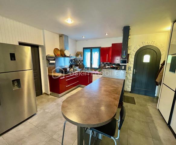 À seulement 4 km du premier centre commercial de Bergerac, découvrez cette spacieuse maison de plain-pied de 150 m², offrant 6 chambres, idéale pour une grande famille ou un projet d’accueil.
Située au fond d’une impasse, elle bénéficie d’un emplacement privilégié alliant calme absolu et proximité des commodités.
Dès l’entrée, vous serez séduit par une belle cuisine équipée de 15 m², ouverte sur un vaste séjour lumineux de 36 m². Cet espace de vie convivial est sublimé par un poêle à bois, apportant chaleur et confort au quotidien.
Un cellier/buanderie attenant de 5 m² complète cet espace, ainsi qu’un second volume de rangement de 8 m², idéal pour organiser facilement votre intérieur.
Côté nuit, la maison propose 6 chambres aux surfaces comprises entre 10 et 13 m², accompagnées de 2 salles d’eau dont une avec WC et 1 WC indépendants avec lavabo, offrant praticité et confort pour toute la famille.
Côté prestations, vous bénéficierez d’un excellent niveau de confort : double vitrage, chauffage gainable par pompe à chaleur, ainsi que 5 climatisations réversibles (split). L’eau chaude est assurée par un ballon thermodynamique et un adoucisseur d’eau, portail automatisé et volets roulants électriques avec domotique. 
À l’extérieur, tout est pensé pour profiter pleinement des beaux jours : deux terrasses couvertes, dont une avec jacuzzi, une piscine sécurisée au chlore de 10 x 5 mètres (rénovée en 2019, encore sous garantie décennale), ainsi qu’un espace barbecue convivial. Un abri bois et une dépendance pouvant accueillir une cuisine d’été viennent enrichir ces prestations.
Le stationnement est facilité grâce à deux garages, dont un motorisé, ainsi qu’un grand carport pouvant accueillir un camping-car. Deux cabanons de jardin complètent l’ensemble.
Le tout est implanté sur un terrain de plus de 2 400 m², entièrement clos et sécurisé par un portail motorisé, garantissant intimité et tranquillité.
Assainissement collectif (tout-à-l’égout).
Une maison aux volumes généreux, alliant confort, fonctionnalité et cadre de vie paisible.
Visites possibles 7 jours sur 7.
Just 4 km from the first shopping center of bergerac, discover this spacious single-storey house of 150 m 2, offering 6 bedrooms, ideal for a large family or a hospitality project.
Located at the bottom of a cul-de-sac, it enjoys a privileged location combining absolute calm and proximity to amenities.
From the entrance, you will be seduced by a beautiful kitchen of 15 m 2, open on a large bright living room of 36 m 2. This friendly living space is enhanced by a wood stove, bringing warmth and comfort to everyday life.
An adjoining cellar/laundry room of 5 m2 completes this space, as well as a second storage volume of 8 m 2, ideal for easily organizing your interior.
Night side, the house offers 6 rooms with areas between 10 and 13 m 2, accompanied by 2 bathrooms including one with WC and 1 separate toilet with sink, offering convenience and comfort for the whole family.
On the benefits side, you will enjoy an excellent level of comfort: double glazing, ducted heating by heat pump, as well as 5 reversible air conditioning (split). The hot water is provided by a thermodynamic tank and a water softener, automated gate and electric shutters with home automation. 
Outside, everything has been designed to make the most of sunny days: two covered terraces, one with a jacuzzi, a 10 x 5 metre chlorine-protected swimming pool (renovated in 2019, still under ten-year warranty), as well as a friendly barbecue area. A wooden shelter and an outbuilding that can accommodate a summer kitchen enrich these services.
Parking is facilitated by two garages, including one motorized, and a large carport that can accommodate a camper. Two garden sheds complete the set.
The whole is located on a plot of more than 2,400 m 2, fully enclosed and secured by a motorized gate, guaranteeing privacy and tranquility.
Collective sanitation (mains drainage).
A house with generous volumes, combining comfort, functionality and peaceful living environment.
Visits possible 7 days a week.
