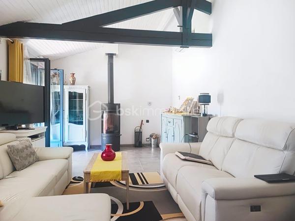 À seulement 4 km du premier centre commercial de Bergerac, découvrez cette spacieuse maison de plain-pied de 150 m², offrant 6 chambres, idéale pour une grande famille ou un projet d’accueil.
Située au fond d’une impasse, elle bénéficie d’un emplacement privilégié alliant calme absolu et proximité des commodités.
Dès l’entrée, vous serez séduit par une belle cuisine équipée de 15 m², ouverte sur un vaste séjour lumineux de 36 m². Cet espace de vie convivial est sublimé par un poêle à bois, apportant chaleur et confort au quotidien.
Un cellier/buanderie attenant de 5 m² complète cet espace, ainsi qu’un second volume de rangement de 8 m², idéal pour organiser facilement votre intérieur.
Côté nuit, la maison propose 6 chambres aux surfaces comprises entre 10 et 13 m², accompagnées de 2 salles d’eau dont une avec WC et 1 WC indépendants avec lavabo, offrant praticité et confort pour toute la famille.
Côté prestations, vous bénéficierez d’un excellent niveau de confort : double vitrage, chauffage gainable par pompe à chaleur, ainsi que 5 climatisations réversibles (split). L’eau chaude est assurée par un ballon thermodynamique et un adoucisseur d’eau, portail automatisé et volets roulants électriques avec domotique. 
À l’extérieur, tout est pensé pour profiter pleinement des beaux jours : deux terrasses couvertes, dont une avec jacuzzi, une piscine sécurisée au chlore de 10 x 5 mètres (rénovée en 2019, encore sous garantie décennale), ainsi qu’un espace barbecue convivial. Un abri bois et une dépendance pouvant accueillir une cuisine d’été viennent enrichir ces prestations.
Le stationnement est facilité grâce à deux garages, dont un motorisé, ainsi qu’un grand carport pouvant accueillir un camping-car. Deux cabanons de jardin complètent l’ensemble.
Le tout est implanté sur un terrain de plus de 2 400 m², entièrement clos et sécurisé par un portail motorisé, garantissant intimité et tranquillité.
Assainissement collectif (tout-à-l’égout).
Une maison aux volumes généreux, alliant confort, fonctionnalité et cadre de vie paisible.
Visites possibles 7 jours sur 7.
Just 4 km from the first shopping center of bergerac, discover this spacious single-storey house of 150 m 2, offering 6 bedrooms, ideal for a large family or a hospitality project.
Located at the bottom of a cul-de-sac, it enjoys a privileged location combining absolute calm and proximity to amenities.
From the entrance, you will be seduced by a beautiful kitchen of 15 m 2, open on a large bright living room of 36 m 2. This friendly living space is enhanced by a wood stove, bringing warmth and comfort to everyday life.
An adjoining cellar/laundry room of 5 m2 completes this space, as well as a second storage volume of 8 m 2, ideal for easily organizing your interior.
Night side, the house offers 6 rooms with areas between 10 and 13 m 2, accompanied by 2 bathrooms including one with WC and 1 separate toilet with sink, offering convenience and comfort for the whole family.
On the benefits side, you will enjoy an excellent level of comfort: double glazing, ducted heating by heat pump, as well as 5 reversible air conditioning (split). The hot water is provided by a thermodynamic tank and a water softener, automated gate and electric shutters with home automation. 
Outside, everything has been designed to make the most of sunny days: two covered terraces, one with a jacuzzi, a 10 x 5 metre chlorine-protected swimming pool (renovated in 2019, still under ten-year warranty), as well as a friendly barbecue area. A wooden shelter and an outbuilding that can accommodate a summer kitchen enrich these services.
Parking is facilitated by two garages, including one motorized, and a large carport that can accommodate a camper. Two garden sheds complete the set.
The whole is located on a plot of more than 2,400 m 2, fully enclosed and secured by a motorized gate, guaranteeing privacy and tranquility.
Collective sanitation (mains drainage).
A house with generous volumes, combining comfort, functionality and peaceful living environment.
Visits possible 7 days a week.