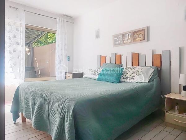 À seulement 4 km du premier centre commercial de Bergerac, découvrez cette spacieuse maison de plain-pied de 150 m², offrant 6 chambres, idéale pour une grande famille ou un projet d’accueil.
Située au fond d’une impasse, elle bénéficie d’un emplacement privilégié alliant calme absolu et proximité des commodités.
Dès l’entrée, vous serez séduit par une belle cuisine équipée de 15 m², ouverte sur un vaste séjour lumineux de 36 m². Cet espace de vie convivial est sublimé par un poêle à bois, apportant chaleur et confort au quotidien.
Un cellier/buanderie attenant de 5 m² complète cet espace, ainsi qu’un second volume de rangement de 8 m², idéal pour organiser facilement votre intérieur.
Côté nuit, la maison propose 6 chambres aux surfaces comprises entre 10 et 13 m², accompagnées de 2 salles d’eau dont une avec WC et 1 WC indépendants avec lavabo, offrant praticité et confort pour toute la famille.
Côté prestations, vous bénéficierez d’un excellent niveau de confort : double vitrage, chauffage gainable par pompe à chaleur, ainsi que 5 climatisations réversibles (split). L’eau chaude est assurée par un ballon thermodynamique et un adoucisseur d’eau, portail automatisé et volets roulants électriques avec domotique. 
À l’extérieur, tout est pensé pour profiter pleinement des beaux jours : deux terrasses couvertes, dont une avec jacuzzi, une piscine sécurisée au chlore de 10 x 5 mètres (rénovée en 2019, encore sous garantie décennale), ainsi qu’un espace barbecue convivial. Un abri bois et une dépendance pouvant accueillir une cuisine d’été viennent enrichir ces prestations.
Le stationnement est facilité grâce à deux garages, dont un motorisé, ainsi qu’un grand carport pouvant accueillir un camping-car. Deux cabanons de jardin complètent l’ensemble.
Le tout est implanté sur un terrain de plus de 2 400 m², entièrement clos et sécurisé par un portail motorisé, garantissant intimité et tranquillité.
Assainissement collectif (tout-à-l’égout).
Une maison aux volumes généreux, alliant confort, fonctionnalité et cadre de vie paisible.
Visites possibles 7 jours sur 7.
Just 4 km from the first shopping center of bergerac, discover this spacious single-storey house of 150 m 2, offering 6 bedrooms, ideal for a large family or a hospitality project.
Located at the bottom of a cul-de-sac, it enjoys a privileged location combining absolute calm and proximity to amenities.
From the entrance, you will be seduced by a beautiful kitchen of 15 m 2, open on a large bright living room of 36 m 2. This friendly living space is enhanced by a wood stove, bringing warmth and comfort to everyday life.
An adjoining cellar/laundry room of 5 m2 completes this space, as well as a second storage volume of 8 m 2, ideal for easily organizing your interior.
Night side, the house offers 6 rooms with areas between 10 and 13 m 2, accompanied by 2 bathrooms including one with WC and 1 separate toilet with sink, offering convenience and comfort for the whole family.
On the benefits side, you will enjoy an excellent level of comfort: double glazing, ducted heating by heat pump, as well as 5 reversible air conditioning (split). The hot water is provided by a thermodynamic tank and a water softener, automated gate and electric shutters with home automation. 
Outside, everything has been designed to make the most of sunny days: two covered terraces, one with a jacuzzi, a 10 x 5 metre chlorine-protected swimming pool (renovated in 2019, still under ten-year warranty), as well as a friendly barbecue area. A wooden shelter and an outbuilding that can accommodate a summer kitchen enrich these services.
Parking is facilitated by two garages, including one motorized, and a large carport that can accommodate a camper. Two garden sheds complete the set.
The whole is located on a plot of more than 2,400 m 2, fully enclosed and secured by a motorized gate, guaranteeing privacy and tranquility.
Collective sanitation (mains drainage).
A house with generous volumes, combining comfort, functionality and peaceful living environment.
Visits possible 7 days a week.