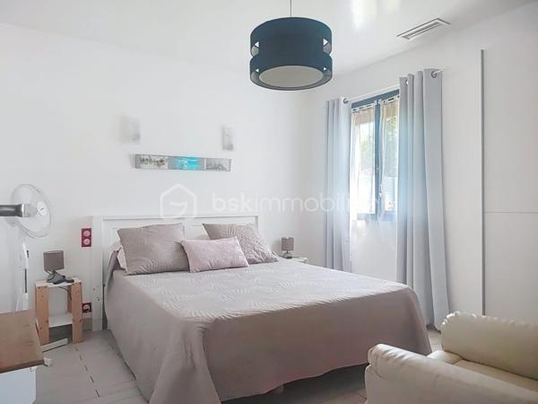À seulement 4 km du premier centre commercial de Bergerac, découvrez cette spacieuse maison de plain-pied de 150 m², offrant 6 chambres, idéale pour une grande famille ou un projet d’accueil.
Située au fond d’une impasse, elle bénéficie d’un emplacement privilégié alliant calme absolu et proximité des commodités.
Dès l’entrée, vous serez séduit par une belle cuisine équipée de 15 m², ouverte sur un vaste séjour lumineux de 36 m². Cet espace de vie convivial est sublimé par un poêle à bois, apportant chaleur et confort au quotidien.
Un cellier/buanderie attenant de 5 m² complète cet espace, ainsi qu’un second volume de rangement de 8 m², idéal pour organiser facilement votre intérieur.
Côté nuit, la maison propose 6 chambres aux surfaces comprises entre 10 et 13 m², accompagnées de 2 salles d’eau dont une avec WC et 1 WC indépendants avec lavabo, offrant praticité et confort pour toute la famille.
Côté prestations, vous bénéficierez d’un excellent niveau de confort : double vitrage, chauffage gainable par pompe à chaleur, ainsi que 5 climatisations réversibles (split). L’eau chaude est assurée par un ballon thermodynamique et un adoucisseur d’eau, portail automatisé et volets roulants électriques avec domotique. 
À l’extérieur, tout est pensé pour profiter pleinement des beaux jours : deux terrasses couvertes, dont une avec jacuzzi, une piscine sécurisée au chlore de 10 x 5 mètres (rénovée en 2019, encore sous garantie décennale), ainsi qu’un espace barbecue convivial. Un abri bois et une dépendance pouvant accueillir une cuisine d’été viennent enrichir ces prestations.
Le stationnement est facilité grâce à deux garages, dont un motorisé, ainsi qu’un grand carport pouvant accueillir un camping-car. Deux cabanons de jardin complètent l’ensemble.
Le tout est implanté sur un terrain de plus de 2 400 m², entièrement clos et sécurisé par un portail motorisé, garantissant intimité et tranquillité.
Assainissement collectif (tout-à-l’égout).
Une maison aux volumes généreux, alliant confort, fonctionnalité et cadre de vie paisible.
Visites possibles 7 jours sur 7.
Just 4 km from the first shopping center of bergerac, discover this spacious single-storey house of 150 m 2, offering 6 bedrooms, ideal for a large family or a hospitality project.
Located at the bottom of a cul-de-sac, it enjoys a privileged location combining absolute calm and proximity to amenities.
From the entrance, you will be seduced by a beautiful kitchen of 15 m 2, open on a large bright living room of 36 m 2. This friendly living space is enhanced by a wood stove, bringing warmth and comfort to everyday life.
An adjoining cellar/laundry room of 5 m2 completes this space, as well as a second storage volume of 8 m 2, ideal for easily organizing your interior.
Night side, the house offers 6 rooms with areas between 10 and 13 m 2, accompanied by 2 bathrooms including one with WC and 1 separate toilet with sink, offering convenience and comfort for the whole family.
On the benefits side, you will enjoy an excellent level of comfort: double glazing, ducted heating by heat pump, as well as 5 reversible air conditioning (split). The hot water is provided by a thermodynamic tank and a water softener, automated gate and electric shutters with home automation. 
Outside, everything has been designed to make the most of sunny days: two covered terraces, one with a jacuzzi, a 10 x 5 metre chlorine-protected swimming pool (renovated in 2019, still under ten-year warranty), as well as a friendly barbecue area. A wooden shelter and an outbuilding that can accommodate a summer kitchen enrich these services.
Parking is facilitated by two garages, including one motorized, and a large carport that can accommodate a camper. Two garden sheds complete the set.
The whole is located on a plot of more than 2,400 m 2, fully enclosed and secured by a motorized gate, guaranteeing privacy and tranquility.
Collective sanitation (mains drainage).
A house with generous volumes, combining comfort, functionality and peaceful living environment.
Visits possible 7 days a week.