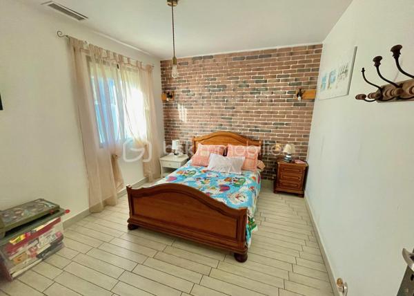 À seulement 4 km du premier centre commercial de Bergerac, découvrez cette spacieuse maison de plain-pied de 150 m², offrant 6 chambres, idéale pour une grande famille ou un projet d’accueil.
Située au fond d’une impasse, elle bénéficie d’un emplacement privilégié alliant calme absolu et proximité des commodités.
Dès l’entrée, vous serez séduit par une belle cuisine équipée de 15 m², ouverte sur un vaste séjour lumineux de 36 m². Cet espace de vie convivial est sublimé par un poêle à bois, apportant chaleur et confort au quotidien.
Un cellier/buanderie attenant de 5 m² complète cet espace, ainsi qu’un second volume de rangement de 8 m², idéal pour organiser facilement votre intérieur.
Côté nuit, la maison propose 6 chambres aux surfaces comprises entre 10 et 13 m², accompagnées de 2 salles d’eau dont une avec WC et 1 WC indépendants avec lavabo, offrant praticité et confort pour toute la famille.
Côté prestations, vous bénéficierez d’un excellent niveau de confort : double vitrage, chauffage gainable par pompe à chaleur, ainsi que 5 climatisations réversibles (split). L’eau chaude est assurée par un ballon thermodynamique et un adoucisseur d’eau, portail automatisé et volets roulants électriques avec domotique. 
À l’extérieur, tout est pensé pour profiter pleinement des beaux jours : deux terrasses couvertes, dont une avec jacuzzi, une piscine sécurisée au chlore de 10 x 5 mètres (rénovée en 2019, encore sous garantie décennale), ainsi qu’un espace barbecue convivial. Un abri bois et une dépendance pouvant accueillir une cuisine d’été viennent enrichir ces prestations.
Le stationnement est facilité grâce à deux garages, dont un motorisé, ainsi qu’un grand carport pouvant accueillir un camping-car. Deux cabanons de jardin complètent l’ensemble.
Le tout est implanté sur un terrain de plus de 2 400 m², entièrement clos et sécurisé par un portail motorisé, garantissant intimité et tranquillité.
Assainissement collectif (tout-à-l’égout).
Une maison aux volumes généreux, alliant confort, fonctionnalité et cadre de vie paisible.
Visites possibles 7 jours sur 7.
Just 4 km from the first shopping center of bergerac, discover this spacious single-storey house of 150 m 2, offering 6 bedrooms, ideal for a large family or a hospitality project.
Located at the bottom of a cul-de-sac, it enjoys a privileged location combining absolute calm and proximity to amenities.
From the entrance, you will be seduced by a beautiful kitchen of 15 m 2, open on a large bright living room of 36 m 2. This friendly living space is enhanced by a wood stove, bringing warmth and comfort to everyday life.
An adjoining cellar/laundry room of 5 m2 completes this space, as well as a second storage volume of 8 m 2, ideal for easily organizing your interior.
Night side, the house offers 6 rooms with areas between 10 and 13 m 2, accompanied by 2 bathrooms including one with WC and 1 separate toilet with sink, offering convenience and comfort for the whole family.
On the benefits side, you will enjoy an excellent level of comfort: double glazing, ducted heating by heat pump, as well as 5 reversible air conditioning (split). The hot water is provided by a thermodynamic tank and a water softener, automated gate and electric shutters with home automation. 
Outside, everything has been designed to make the most of sunny days: two covered terraces, one with a jacuzzi, a 10 x 5 metre chlorine-protected swimming pool (renovated in 2019, still under ten-year warranty), as well as a friendly barbecue area. A wooden shelter and an outbuilding that can accommodate a summer kitchen enrich these services.
Parking is facilitated by two garages, including one motorized, and a large carport that can accommodate a camper. Two garden sheds complete the set.
The whole is located on a plot of more than 2,400 m 2, fully enclosed and secured by a motorized gate, guaranteeing privacy and tranquility.
Collective sanitation (mains drainage).
A house with generous volumes, combining comfort, functionality and peaceful living environment.
Visits possible 7 days a week.