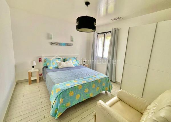 À seulement 4 km du premier centre commercial de Bergerac, découvrez cette spacieuse maison de plain-pied de 150 m², offrant 6 chambres, idéale pour une grande famille ou un projet d’accueil.
Située au fond d’une impasse, elle bénéficie d’un emplacement privilégié alliant calme absolu et proximité des commodités.
Dès l’entrée, vous serez séduit par une belle cuisine équipée de 15 m², ouverte sur un vaste séjour lumineux de 36 m². Cet espace de vie convivial est sublimé par un poêle à bois, apportant chaleur et confort au quotidien.
Un cellier/buanderie attenant de 5 m² complète cet espace, ainsi qu’un second volume de rangement de 8 m², idéal pour organiser facilement votre intérieur.
Côté nuit, la maison propose 6 chambres aux surfaces comprises entre 10 et 13 m², accompagnées de 2 salles d’eau dont une avec WC et 1 WC indépendants avec lavabo, offrant praticité et confort pour toute la famille.
Côté prestations, vous bénéficierez d’un excellent niveau de confort : double vitrage, chauffage gainable par pompe à chaleur, ainsi que 5 climatisations réversibles (split). L’eau chaude est assurée par un ballon thermodynamique et un adoucisseur d’eau, portail automatisé et volets roulants électriques avec domotique. 
À l’extérieur, tout est pensé pour profiter pleinement des beaux jours : deux terrasses couvertes, dont une avec jacuzzi, une piscine sécurisée au chlore de 10 x 5 mètres (rénovée en 2019, encore sous garantie décennale), ainsi qu’un espace barbecue convivial. Un abri bois et une dépendance pouvant accueillir une cuisine d’été viennent enrichir ces prestations.
Le stationnement est facilité grâce à deux garages, dont un motorisé, ainsi qu’un grand carport pouvant accueillir un camping-car. Deux cabanons de jardin complètent l’ensemble.
Le tout est implanté sur un terrain de plus de 2 400 m², entièrement clos et sécurisé par un portail motorisé, garantissant intimité et tranquillité.
Assainissement collectif (tout-à-l’égout).
Une maison aux volumes généreux, alliant confort, fonctionnalité et cadre de vie paisible.
Visites possibles 7 jours sur 7.
Just 4 km from the first shopping center of bergerac, discover this spacious single-storey house of 150 m 2, offering 6 bedrooms, ideal for a large family or a hospitality project.
Located at the bottom of a cul-de-sac, it enjoys a privileged location combining absolute calm and proximity to amenities.
From the entrance, you will be seduced by a beautiful kitchen of 15 m 2, open on a large bright living room of 36 m 2. This friendly living space is enhanced by a wood stove, bringing warmth and comfort to everyday life.
An adjoining cellar/laundry room of 5 m2 completes this space, as well as a second storage volume of 8 m 2, ideal for easily organizing your interior.
Night side, the house offers 6 rooms with areas between 10 and 13 m 2, accompanied by 2 bathrooms including one with WC and 1 separate toilet with sink, offering convenience and comfort for the whole family.
On the benefits side, you will enjoy an excellent level of comfort: double glazing, ducted heating by heat pump, as well as 5 reversible air conditioning (split). The hot water is provided by a thermodynamic tank and a water softener, automated gate and electric shutters with home automation. 
Outside, everything has been designed to make the most of sunny days: two covered terraces, one with a jacuzzi, a 10 x 5 metre chlorine-protected swimming pool (renovated in 2019, still under ten-year warranty), as well as a friendly barbecue area. A wooden shelter and an outbuilding that can accommodate a summer kitchen enrich these services.
Parking is facilitated by two garages, including one motorized, and a large carport that can accommodate a camper. Two garden sheds complete the set.
The whole is located on a plot of more than 2,400 m 2, fully enclosed and secured by a motorized gate, guaranteeing privacy and tranquility.
Collective sanitation (mains drainage).
A house with generous volumes, combining comfort, functionality and peaceful living environment.
Visits possible 7 days a week.