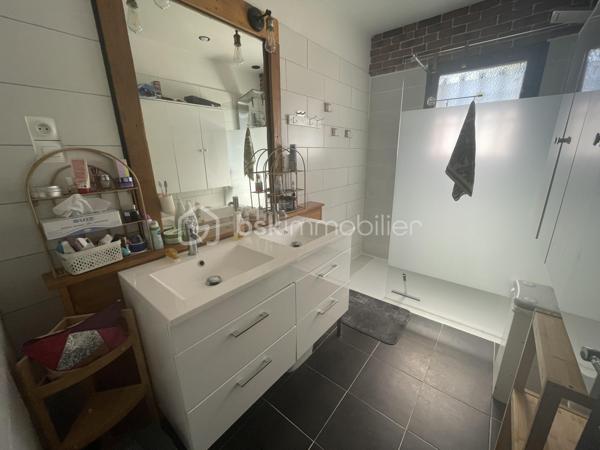À seulement 4 km du premier centre commercial de Bergerac, découvrez cette spacieuse maison de plain-pied de 150 m², offrant 6 chambres, idéale pour une grande famille ou un projet d’accueil.
Située au fond d’une impasse, elle bénéficie d’un emplacement privilégié alliant calme absolu et proximité des commodités.
Dès l’entrée, vous serez séduit par une belle cuisine équipée de 15 m², ouverte sur un vaste séjour lumineux de 36 m². Cet espace de vie convivial est sublimé par un poêle à bois, apportant chaleur et confort au quotidien.
Un cellier/buanderie attenant de 5 m² complète cet espace, ainsi qu’un second volume de rangement de 8 m², idéal pour organiser facilement votre intérieur.
Côté nuit, la maison propose 6 chambres aux surfaces comprises entre 10 et 13 m², accompagnées de 2 salles d’eau dont une avec WC et 1 WC indépendants avec lavabo, offrant praticité et confort pour toute la famille.
Côté prestations, vous bénéficierez d’un excellent niveau de confort : double vitrage, chauffage gainable par pompe à chaleur, ainsi que 5 climatisations réversibles (split). L’eau chaude est assurée par un ballon thermodynamique et un adoucisseur d’eau, portail automatisé et volets roulants électriques avec domotique. 
À l’extérieur, tout est pensé pour profiter pleinement des beaux jours : deux terrasses couvertes, dont une avec jacuzzi, une piscine sécurisée au chlore de 10 x 5 mètres (rénovée en 2019, encore sous garantie décennale), ainsi qu’un espace barbecue convivial. Un abri bois et une dépendance pouvant accueillir une cuisine d’été viennent enrichir ces prestations.
Le stationnement est facilité grâce à deux garages, dont un motorisé, ainsi qu’un grand carport pouvant accueillir un camping-car. Deux cabanons de jardin complètent l’ensemble.
Le tout est implanté sur un terrain de plus de 2 400 m², entièrement clos et sécurisé par un portail motorisé, garantissant intimité et tranquillité.
Assainissement collectif (tout-à-l’égout).
Une maison aux volumes généreux, alliant confort, fonctionnalité et cadre de vie paisible.
Visites possibles 7 jours sur 7.
Just 4 km from the first shopping center of bergerac, discover this spacious single-storey house of 150 m 2, offering 6 bedrooms, ideal for a large family or a hospitality project.
Located at the bottom of a cul-de-sac, it enjoys a privileged location combining absolute calm and proximity to amenities.
From the entrance, you will be seduced by a beautiful kitchen of 15 m 2, open on a large bright living room of 36 m 2. This friendly living space is enhanced by a wood stove, bringing warmth and comfort to everyday life.
An adjoining cellar/laundry room of 5 m2 completes this space, as well as a second storage volume of 8 m 2, ideal for easily organizing your interior.
Night side, the house offers 6 rooms with areas between 10 and 13 m 2, accompanied by 2 bathrooms including one with WC and 1 separate toilet with sink, offering convenience and comfort for the whole family.
On the benefits side, you will enjoy an excellent level of comfort: double glazing, ducted heating by heat pump, as well as 5 reversible air conditioning (split). The hot water is provided by a thermodynamic tank and a water softener, automated gate and electric shutters with home automation. 
Outside, everything has been designed to make the most of sunny days: two covered terraces, one with a jacuzzi, a 10 x 5 metre chlorine-protected swimming pool (renovated in 2019, still under ten-year warranty), as well as a friendly barbecue area. A wooden shelter and an outbuilding that can accommodate a summer kitchen enrich these services.
Parking is facilitated by two garages, including one motorized, and a large carport that can accommodate a camper. Two garden sheds complete the set.
The whole is located on a plot of more than 2,400 m 2, fully enclosed and secured by a motorized gate, guaranteeing privacy and tranquility.
Collective sanitation (mains drainage).
A house with generous volumes, combining comfort, functionality and peaceful living environment.
Visits possible 7 days a week.
