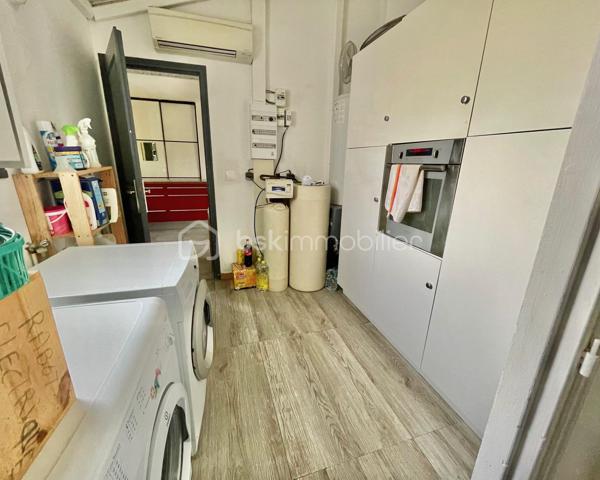 À seulement 4 km du premier centre commercial de Bergerac, découvrez cette spacieuse maison de plain-pied de 150 m², offrant 6 chambres, idéale pour une grande famille ou un projet d’accueil.
Située au fond d’une impasse, elle bénéficie d’un emplacement privilégié alliant calme absolu et proximité des commodités.
Dès l’entrée, vous serez séduit par une belle cuisine équipée de 15 m², ouverte sur un vaste séjour lumineux de 36 m². Cet espace de vie convivial est sublimé par un poêle à bois, apportant chaleur et confort au quotidien.
Un cellier/buanderie attenant de 5 m² complète cet espace, ainsi qu’un second volume de rangement de 8 m², idéal pour organiser facilement votre intérieur.
Côté nuit, la maison propose 6 chambres aux surfaces comprises entre 10 et 13 m², accompagnées de 2 salles d’eau dont une avec WC et 1 WC indépendants avec lavabo, offrant praticité et confort pour toute la famille.
Côté prestations, vous bénéficierez d’un excellent niveau de confort : double vitrage, chauffage gainable par pompe à chaleur, ainsi que 5 climatisations réversibles (split). L’eau chaude est assurée par un ballon thermodynamique et un adoucisseur d’eau, portail automatisé et volets roulants électriques avec domotique. 
À l’extérieur, tout est pensé pour profiter pleinement des beaux jours : deux terrasses couvertes, dont une avec jacuzzi, une piscine sécurisée au chlore de 10 x 5 mètres (rénovée en 2019, encore sous garantie décennale), ainsi qu’un espace barbecue convivial. Un abri bois et une dépendance pouvant accueillir une cuisine d’été viennent enrichir ces prestations.
Le stationnement est facilité grâce à deux garages, dont un motorisé, ainsi qu’un grand carport pouvant accueillir un camping-car. Deux cabanons de jardin complètent l’ensemble.
Le tout est implanté sur un terrain de plus de 2 400 m², entièrement clos et sécurisé par un portail motorisé, garantissant intimité et tranquillité.
Assainissement collectif (tout-à-l’égout).
Une maison aux volumes généreux, alliant confort, fonctionnalité et cadre de vie paisible.
Visites possibles 7 jours sur 7.
Just 4 km from the first shopping center of bergerac, discover this spacious single-storey house of 150 m 2, offering 6 bedrooms, ideal for a large family or a hospitality project.
Located at the bottom of a cul-de-sac, it enjoys a privileged location combining absolute calm and proximity to amenities.
From the entrance, you will be seduced by a beautiful kitchen of 15 m 2, open on a large bright living room of 36 m 2. This friendly living space is enhanced by a wood stove, bringing warmth and comfort to everyday life.
An adjoining cellar/laundry room of 5 m2 completes this space, as well as a second storage volume of 8 m 2, ideal for easily organizing your interior.
Night side, the house offers 6 rooms with areas between 10 and 13 m 2, accompanied by 2 bathrooms including one with WC and 1 separate toilet with sink, offering convenience and comfort for the whole family.
On the benefits side, you will enjoy an excellent level of comfort: double glazing, ducted heating by heat pump, as well as 5 reversible air conditioning (split). The hot water is provided by a thermodynamic tank and a water softener, automated gate and electric shutters with home automation. 
Outside, everything has been designed to make the most of sunny days: two covered terraces, one with a jacuzzi, a 10 x 5 metre chlorine-protected swimming pool (renovated in 2019, still under ten-year warranty), as well as a friendly barbecue area. A wooden shelter and an outbuilding that can accommodate a summer kitchen enrich these services.
Parking is facilitated by two garages, including one motorized, and a large carport that can accommodate a camper. Two garden sheds complete the set.
The whole is located on a plot of more than 2,400 m 2, fully enclosed and secured by a motorized gate, guaranteeing privacy and tranquility.
Collective sanitation (mains drainage).
A house with generous volumes, combining comfort, functionality and peaceful living environment.
Visits possible 7 days a week.