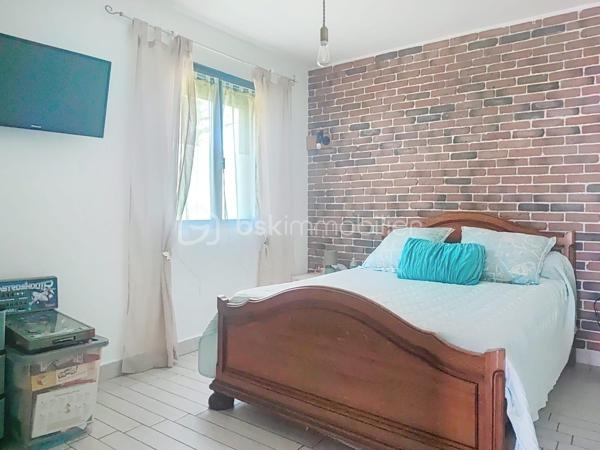 À seulement 4 km du premier centre commercial de Bergerac, découvrez cette spacieuse maison de plain-pied de 150 m², offrant 6 chambres, idéale pour une grande famille ou un projet d’accueil.
Située au fond d’une impasse, elle bénéficie d’un emplacement privilégié alliant calme absolu et proximité des commodités.
Dès l’entrée, vous serez séduit par une belle cuisine équipée de 15 m², ouverte sur un vaste séjour lumineux de 36 m². Cet espace de vie convivial est sublimé par un poêle à bois, apportant chaleur et confort au quotidien.
Un cellier/buanderie attenant de 5 m² complète cet espace, ainsi qu’un second volume de rangement de 8 m², idéal pour organiser facilement votre intérieur.
Côté nuit, la maison propose 6 chambres aux surfaces comprises entre 10 et 13 m², accompagnées de 2 salles d’eau dont une avec WC et 1 WC indépendants avec lavabo, offrant praticité et confort pour toute la famille.
Côté prestations, vous bénéficierez d’un excellent niveau de confort : double vitrage, chauffage gainable par pompe à chaleur, ainsi que 5 climatisations réversibles (split). L’eau chaude est assurée par un ballon thermodynamique et un adoucisseur d’eau, portail automatisé et volets roulants électriques avec domotique. 
À l’extérieur, tout est pensé pour profiter pleinement des beaux jours : deux terrasses couvertes, dont une avec jacuzzi, une piscine sécurisée au chlore de 10 x 5 mètres (rénovée en 2019, encore sous garantie décennale), ainsi qu’un espace barbecue convivial. Un abri bois et une dépendance pouvant accueillir une cuisine d’été viennent enrichir ces prestations.
Le stationnement est facilité grâce à deux garages, dont un motorisé, ainsi qu’un grand carport pouvant accueillir un camping-car. Deux cabanons de jardin complètent l’ensemble.
Le tout est implanté sur un terrain de plus de 2 400 m², entièrement clos et sécurisé par un portail motorisé, garantissant intimité et tranquillité.
Assainissement collectif (tout-à-l’égout).
Une maison aux volumes généreux, alliant confort, fonctionnalité et cadre de vie paisible.
Visites possibles 7 jours sur 7.
Just 4 km from the first shopping center of bergerac, discover this spacious single-storey house of 150 m 2, offering 6 bedrooms, ideal for a large family or a hospitality project.
Located at the bottom of a cul-de-sac, it enjoys a privileged location combining absolute calm and proximity to amenities.
From the entrance, you will be seduced by a beautiful kitchen of 15 m 2, open on a large bright living room of 36 m 2. This friendly living space is enhanced by a wood stove, bringing warmth and comfort to everyday life.
An adjoining cellar/laundry room of 5 m2 completes this space, as well as a second storage volume of 8 m 2, ideal for easily organizing your interior.
Night side, the house offers 6 rooms with areas between 10 and 13 m 2, accompanied by 2 bathrooms including one with WC and 1 separate toilet with sink, offering convenience and comfort for the whole family.
On the benefits side, you will enjoy an excellent level of comfort: double glazing, ducted heating by heat pump, as well as 5 reversible air conditioning (split). The hot water is provided by a thermodynamic tank and a water softener, automated gate and electric shutters with home automation. 
Outside, everything has been designed to make the most of sunny days: two covered terraces, one with a jacuzzi, a 10 x 5 metre chlorine-protected swimming pool (renovated in 2019, still under ten-year warranty), as well as a friendly barbecue area. A wooden shelter and an outbuilding that can accommodate a summer kitchen enrich these services.
Parking is facilitated by two garages, including one motorized, and a large carport that can accommodate a camper. Two garden sheds complete the set.
The whole is located on a plot of more than 2,400 m 2, fully enclosed and secured by a motorized gate, guaranteeing privacy and tranquility.
Collective sanitation (mains drainage).
A house with generous volumes, combining comfort, functionality and peaceful living environment.
Visits possible 7 days a week.