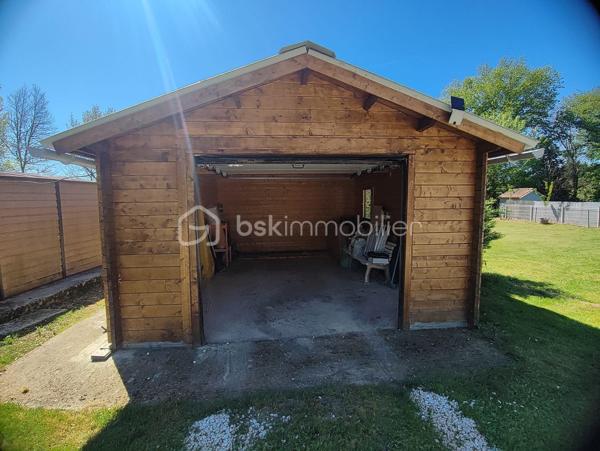 À seulement 4 km du premier centre commercial de Bergerac, découvrez cette spacieuse maison de plain-pied de 150 m², offrant 6 chambres, idéale pour une grande famille ou un projet d’accueil.
Située au fond d’une impasse, elle bénéficie d’un emplacement privilégié alliant calme absolu et proximité des commodités.
Dès l’entrée, vous serez séduit par une belle cuisine équipée de 15 m², ouverte sur un vaste séjour lumineux de 36 m². Cet espace de vie convivial est sublimé par un poêle à bois, apportant chaleur et confort au quotidien.
Un cellier/buanderie attenant de 5 m² complète cet espace, ainsi qu’un second volume de rangement de 8 m², idéal pour organiser facilement votre intérieur.
Côté nuit, la maison propose 6 chambres aux surfaces comprises entre 10 et 13 m², accompagnées de 2 salles d’eau dont une avec WC et 1 WC indépendants avec lavabo, offrant praticité et confort pour toute la famille.
Côté prestations, vous bénéficierez d’un excellent niveau de confort : double vitrage, chauffage gainable par pompe à chaleur, ainsi que 5 climatisations réversibles (split). L’eau chaude est assurée par un ballon thermodynamique et un adoucisseur d’eau, portail automatisé et volets roulants électriques avec domotique. 
À l’extérieur, tout est pensé pour profiter pleinement des beaux jours : deux terrasses couvertes, dont une avec jacuzzi, une piscine sécurisée au chlore de 10 x 5 mètres (rénovée en 2019, encore sous garantie décennale), ainsi qu’un espace barbecue convivial. Un abri bois et une dépendance pouvant accueillir une cuisine d’été viennent enrichir ces prestations.
Le stationnement est facilité grâce à deux garages, dont un motorisé, ainsi qu’un grand carport pouvant accueillir un camping-car. Deux cabanons de jardin complètent l’ensemble.
Le tout est implanté sur un terrain de plus de 2 400 m², entièrement clos et sécurisé par un portail motorisé, garantissant intimité et tranquillité.
Assainissement collectif (tout-à-l’égout).
Une maison aux volumes généreux, alliant confort, fonctionnalité et cadre de vie paisible.
Visites possibles 7 jours sur 7.
Just 4 km from the first shopping center of bergerac, discover this spacious single-storey house of 150 m 2, offering 6 bedrooms, ideal for a large family or a hospitality project.
Located at the bottom of a cul-de-sac, it enjoys a privileged location combining absolute calm and proximity to amenities.
From the entrance, you will be seduced by a beautiful kitchen of 15 m 2, open on a large bright living room of 36 m 2. This friendly living space is enhanced by a wood stove, bringing warmth and comfort to everyday life.
An adjoining cellar/laundry room of 5 m2 completes this space, as well as a second storage volume of 8 m 2, ideal for easily organizing your interior.
Night side, the house offers 6 rooms with areas between 10 and 13 m 2, accompanied by 2 bathrooms including one with WC and 1 separate toilet with sink, offering convenience and comfort for the whole family.
On the benefits side, you will enjoy an excellent level of comfort: double glazing, ducted heating by heat pump, as well as 5 reversible air conditioning (split). The hot water is provided by a thermodynamic tank and a water softener, automated gate and electric shutters with home automation. 
Outside, everything has been designed to make the most of sunny days: two covered terraces, one with a jacuzzi, a 10 x 5 metre chlorine-protected swimming pool (renovated in 2019, still under ten-year warranty), as well as a friendly barbecue area. A wooden shelter and an outbuilding that can accommodate a summer kitchen enrich these services.
Parking is facilitated by two garages, including one motorized, and a large carport that can accommodate a camper. Two garden sheds complete the set.
The whole is located on a plot of more than 2,400 m 2, fully enclosed and secured by a motorized gate, guaranteeing privacy and tranquility.
Collective sanitation (mains drainage).
A house with generous volumes, combining comfort, functionality and peaceful living environment.
Visits possible 7 days a week.
