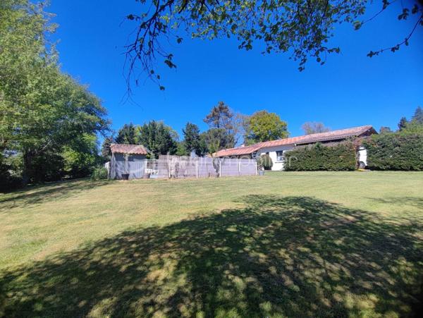 À seulement 4 km du premier centre commercial de Bergerac, découvrez cette spacieuse maison de plain-pied de 150 m², offrant 6 chambres, idéale pour une grande famille ou un projet d’accueil.
Située au fond d’une impasse, elle bénéficie d’un emplacement privilégié alliant calme absolu et proximité des commodités.
Dès l’entrée, vous serez séduit par une belle cuisine équipée de 15 m², ouverte sur un vaste séjour lumineux de 36 m². Cet espace de vie convivial est sublimé par un poêle à bois, apportant chaleur et confort au quotidien.
Un cellier/buanderie attenant de 5 m² complète cet espace, ainsi qu’un second volume de rangement de 8 m², idéal pour organiser facilement votre intérieur.
Côté nuit, la maison propose 6 chambres aux surfaces comprises entre 10 et 13 m², accompagnées de 2 salles d’eau dont une avec WC et 1 WC indépendants avec lavabo, offrant praticité et confort pour toute la famille.
Côté prestations, vous bénéficierez d’un excellent niveau de confort : double vitrage, chauffage gainable par pompe à chaleur, ainsi que 5 climatisations réversibles (split). L’eau chaude est assurée par un ballon thermodynamique et un adoucisseur d’eau, portail automatisé et volets roulants électriques avec domotique. 
À l’extérieur, tout est pensé pour profiter pleinement des beaux jours : deux terrasses couvertes, dont une avec jacuzzi, une piscine sécurisée au chlore de 10 x 5 mètres (rénovée en 2019, encore sous garantie décennale), ainsi qu’un espace barbecue convivial. Un abri bois et une dépendance pouvant accueillir une cuisine d’été viennent enrichir ces prestations.
Le stationnement est facilité grâce à deux garages, dont un motorisé, ainsi qu’un grand carport pouvant accueillir un camping-car. Deux cabanons de jardin complètent l’ensemble.
Le tout est implanté sur un terrain de plus de 2 400 m², entièrement clos et sécurisé par un portail motorisé, garantissant intimité et tranquillité.
Assainissement collectif (tout-à-l’égout).
Une maison aux volumes généreux, alliant confort, fonctionnalité et cadre de vie paisible.
Visites possibles 7 jours sur 7.
Just 4 km from the first shopping center of bergerac, discover this spacious single-storey house of 150 m 2, offering 6 bedrooms, ideal for a large family or a hospitality project.
Located at the bottom of a cul-de-sac, it enjoys a privileged location combining absolute calm and proximity to amenities.
From the entrance, you will be seduced by a beautiful kitchen of 15 m 2, open on a large bright living room of 36 m 2. This friendly living space is enhanced by a wood stove, bringing warmth and comfort to everyday life.
An adjoining cellar/laundry room of 5 m2 completes this space, as well as a second storage volume of 8 m 2, ideal for easily organizing your interior.
Night side, the house offers 6 rooms with areas between 10 and 13 m 2, accompanied by 2 bathrooms including one with WC and 1 separate toilet with sink, offering convenience and comfort for the whole family.
On the benefits side, you will enjoy an excellent level of comfort: double glazing, ducted heating by heat pump, as well as 5 reversible air conditioning (split). The hot water is provided by a thermodynamic tank and a water softener, automated gate and electric shutters with home automation. 
Outside, everything has been designed to make the most of sunny days: two covered terraces, one with a jacuzzi, a 10 x 5 metre chlorine-protected swimming pool (renovated in 2019, still under ten-year warranty), as well as a friendly barbecue area. A wooden shelter and an outbuilding that can accommodate a summer kitchen enrich these services.
Parking is facilitated by two garages, including one motorized, and a large carport that can accommodate a camper. Two garden sheds complete the set.
The whole is located on a plot of more than 2,400 m 2, fully enclosed and secured by a motorized gate, guaranteeing privacy and tranquility.
Collective sanitation (mains drainage).
A house with generous volumes, combining comfort, functionality and peaceful living environment.
Visits possible 7 days a week.