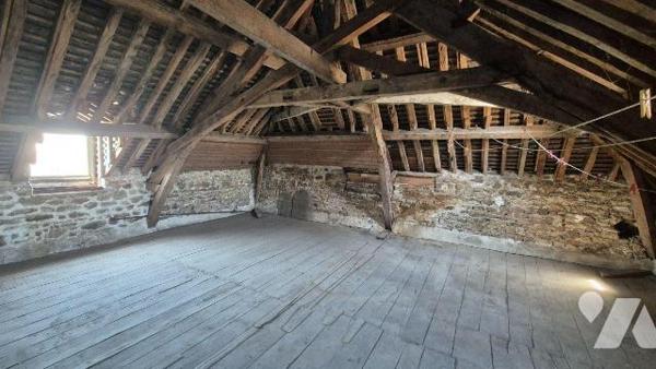 GORRON proche centre : UNe maison d'habitation comprenant :
Entrée, séjour donnant sur un salo...