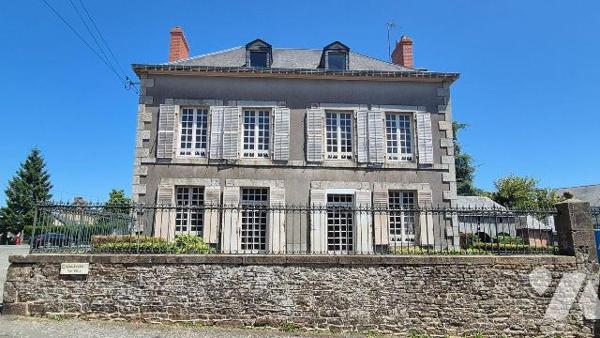 GORRON proche centre : UNe maison d'habitation comprenant :
Entrée, séjour donnant sur un salo...