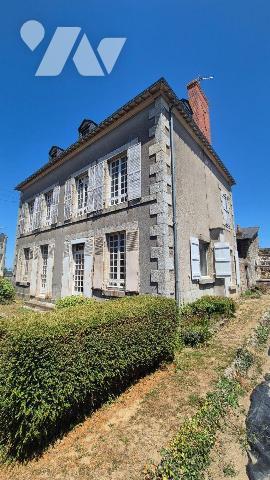 GORRON proche centre : UNe maison d'habitation comprenant :
Entrée, séjour donnant sur un salo...