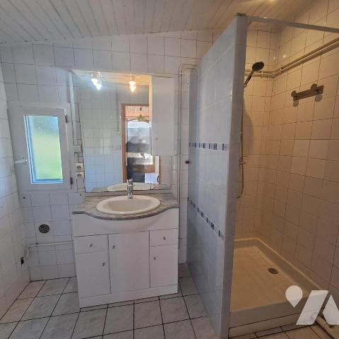 Maison avec terrain située à GUEREINS