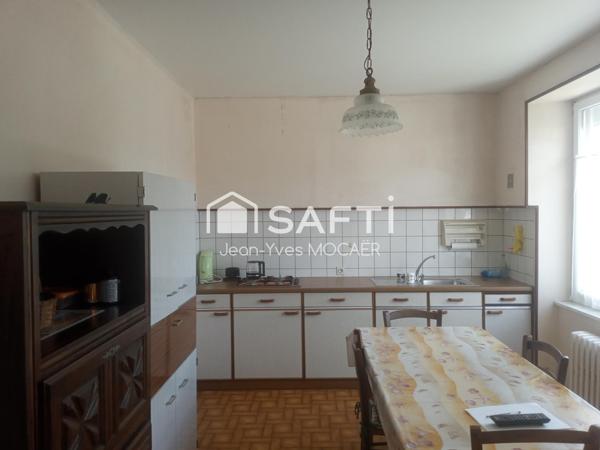 BRASPARTS (29190) : A proximité immédiate du centre bourg, idéal pour investissement locatif ou grande famille.