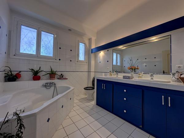 Lédat (47300) Superbe propriété avec piscine et dépendance dans bel environnement