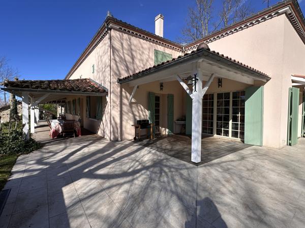 Lédat (47300) Superbe propriété avec piscine et dépendance dans bel environnement