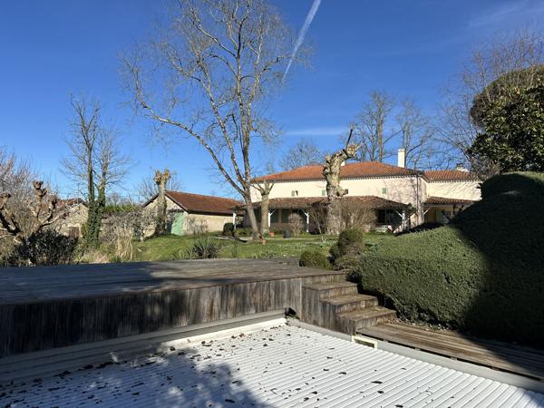 Lédat (47300) Superbe propriété avec piscine et dépendance dans bel environnement