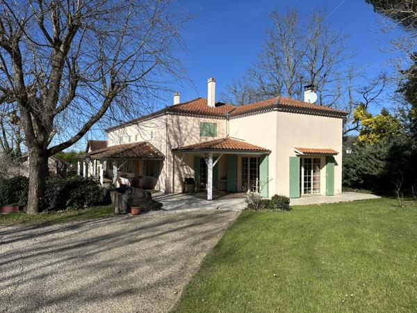 Lédat (47300) Superbe propriété avec piscine et dépendance dans bel environnement