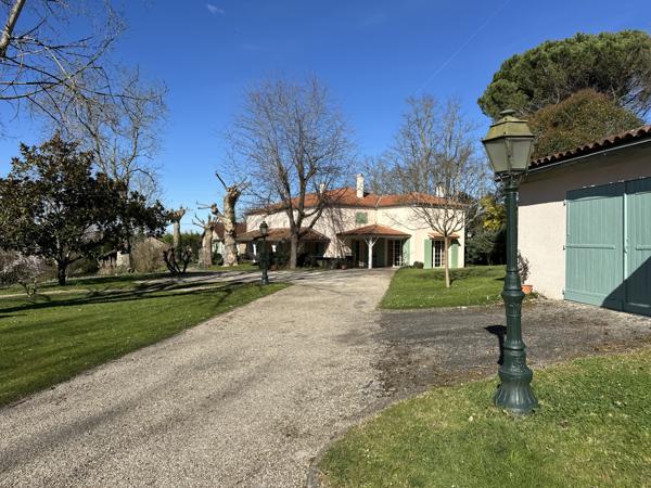 Lédat (47300) Superbe propriété avec piscine et dépendance dans bel environnement