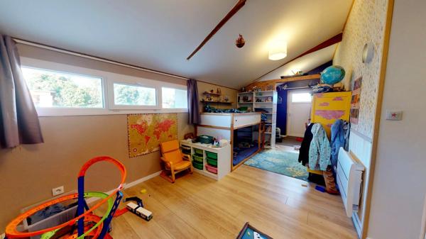 MAISON EN PIERRE PLAIN-PIED 4 CHAMBRES + BUREAU + DEPENDANCES + JARDIN