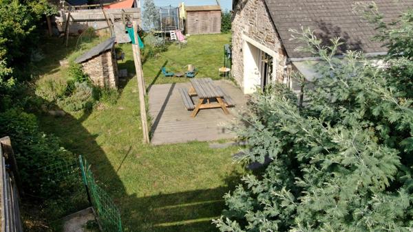 MAISON EN PIERRE PLAIN-PIED 4 CHAMBRES + BUREAU + DEPENDANCES + JARDIN