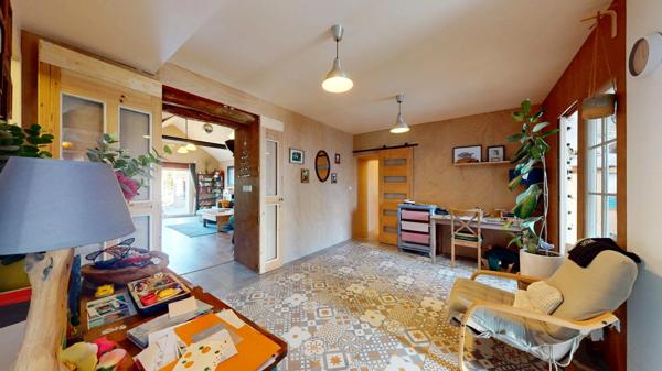 MAISON EN PIERRE PLAIN-PIED 4 CHAMBRES + BUREAU + DEPENDANCES + JARDIN