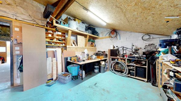 MAISON EN PIERRE PLAIN-PIED 4 CHAMBRES + BUREAU + DEPENDANCES + JARDIN