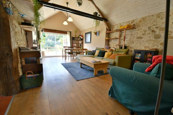 MAISON EN PIERRE PLAIN-PIED 4 CHAMBRES + BUREAU + DEPENDANCES + JARDIN