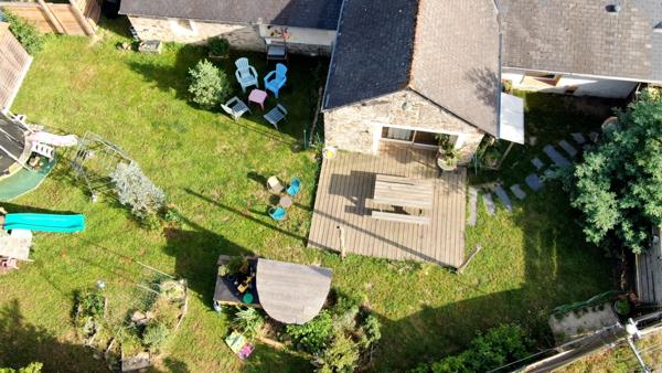 MAISON EN PIERRE PLAIN-PIED 4 CHAMBRES + BUREAU + DEPENDANCES + JARDIN
