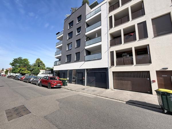 Parking
        
        - 14 m² 24 900 € *
