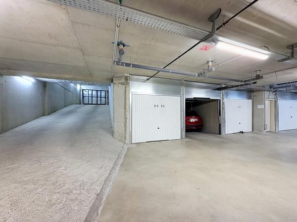 Parking
        
        - 14 m² 24 900 € *