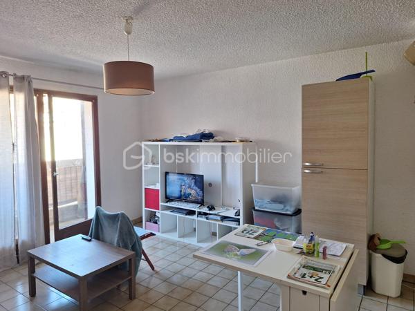 découvrez ce studio meublé, vendu avec un locataire actuellement en place.
Situé au 2ᵉ étage avec ascenseur, le logement se compose d'une entrée, d'une pièce de vie lumineuse avec espace cuisine aménagé et équipé, d'une salle de bains et de WC. Il bénéficie également d'un balcon couvert ainsi que d'une cave.
Le logement est en état correct et fonctionnel. Il ne nécessite pas de travaux pour poursuivre la location actuelle.
Un investissement adapté à un acquéreur recherchant un petit produit locatif, avec une situation locative connue.