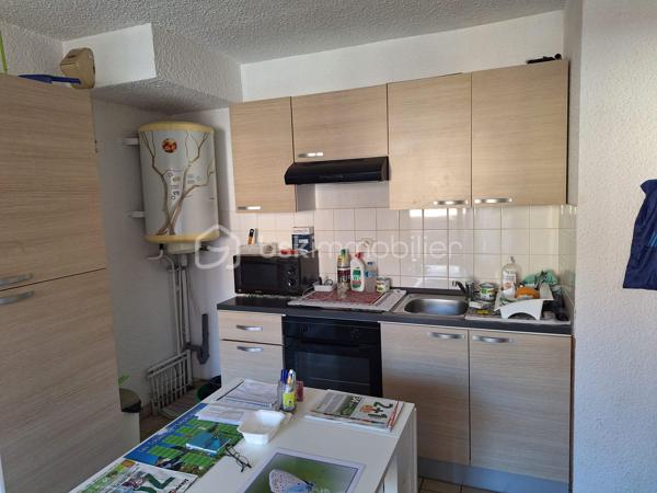 découvrez ce studio meublé, vendu avec un locataire actuellement en place.
Situé au 2ᵉ étage avec ascenseur, le logement se compose d'une entrée, d'une pièce de vie lumineuse avec espace cuisine aménagé et équipé, d'une salle de bains et de WC. Il bénéficie également d'un balcon couvert ainsi que d'une cave.
Le logement est en état correct et fonctionnel. Il ne nécessite pas de travaux pour poursuivre la location actuelle.
Un investissement adapté à un acquéreur recherchant un petit produit locatif, avec une situation locative connue.