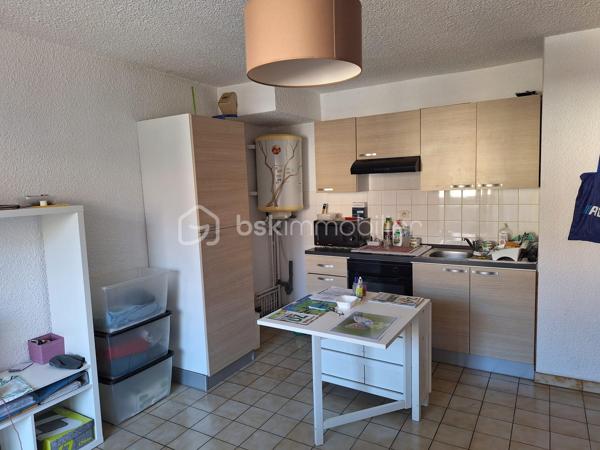 découvrez ce studio meublé, vendu avec un locataire actuellement en place.
Situé au 2ᵉ étage avec ascenseur, le logement se compose d'une entrée, d'une pièce de vie lumineuse avec espace cuisine aménagé et équipé, d'une salle de bains et de WC. Il bénéficie également d'un balcon couvert ainsi que d'une cave.
Le logement est en état correct et fonctionnel. Il ne nécessite pas de travaux pour poursuivre la location actuelle.
Un investissement adapté à un acquéreur recherchant un petit produit locatif, avec une situation locative connue.