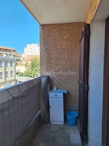 découvrez ce studio meublé, vendu avec un locataire actuellement en place.
Situé au 2ᵉ étage avec ascenseur, le logement se compose d'une entrée, d'une pièce de vie lumineuse avec espace cuisine aménagé et équipé, d'une salle de bains et de WC. Il bénéficie également d'un balcon couvert ainsi que d'une cave.
Le logement est en état correct et fonctionnel. Il ne nécessite pas de travaux pour poursuivre la location actuelle.
Un investissement adapté à un acquéreur recherchant un petit produit locatif, avec une situation locative connue.